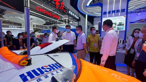 20220726研究院公司虎鯊無人船代表陜西參展第二屆中國國際消費(fèi)品博覽會_副本.jpg