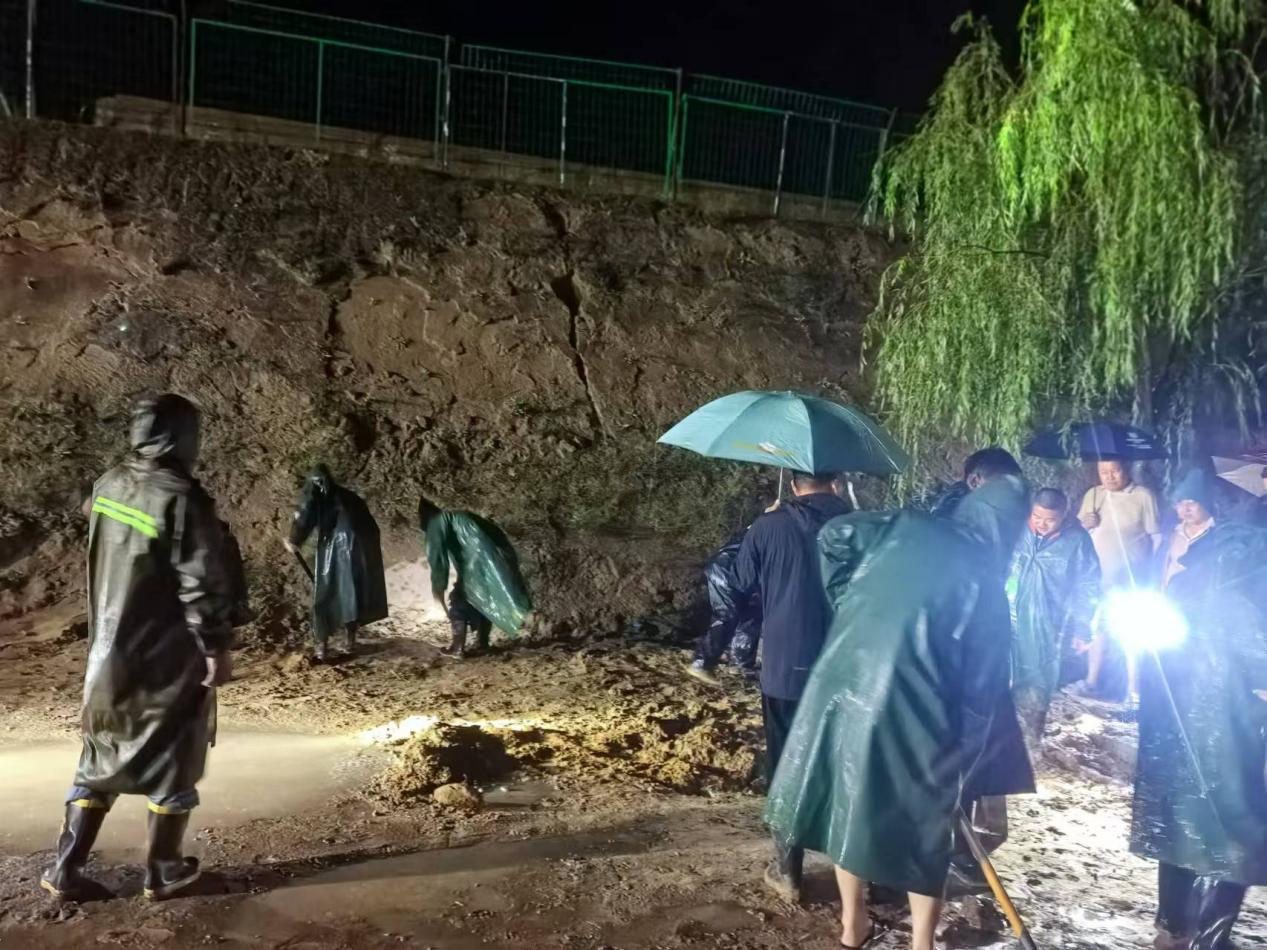 油氣工程公司王渠則站組織全員“戰(zhàn)暴雨、搶排險(xiǎn)、保安全”.jpg
